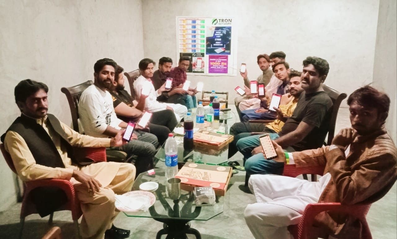 A.o.a. min AP kily ik online app ly kr aya hon jis se ap rozna lakhon by Zheer Kojz