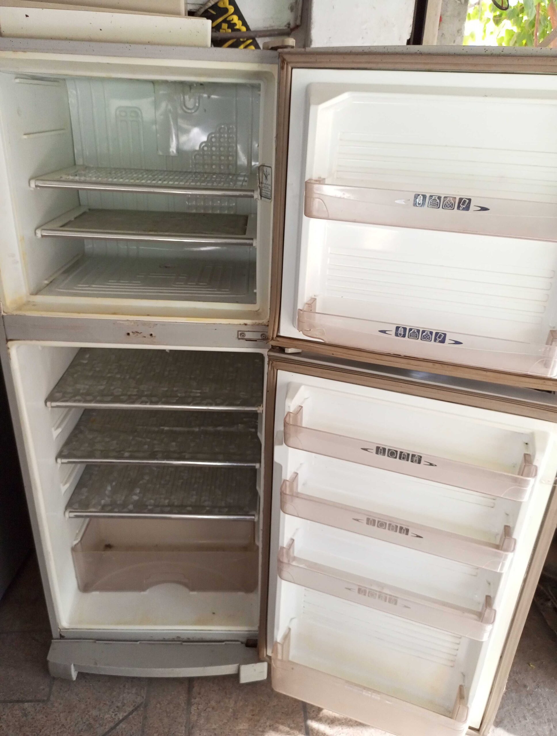 2nd hand frigh sale by Abaan Shahbaz