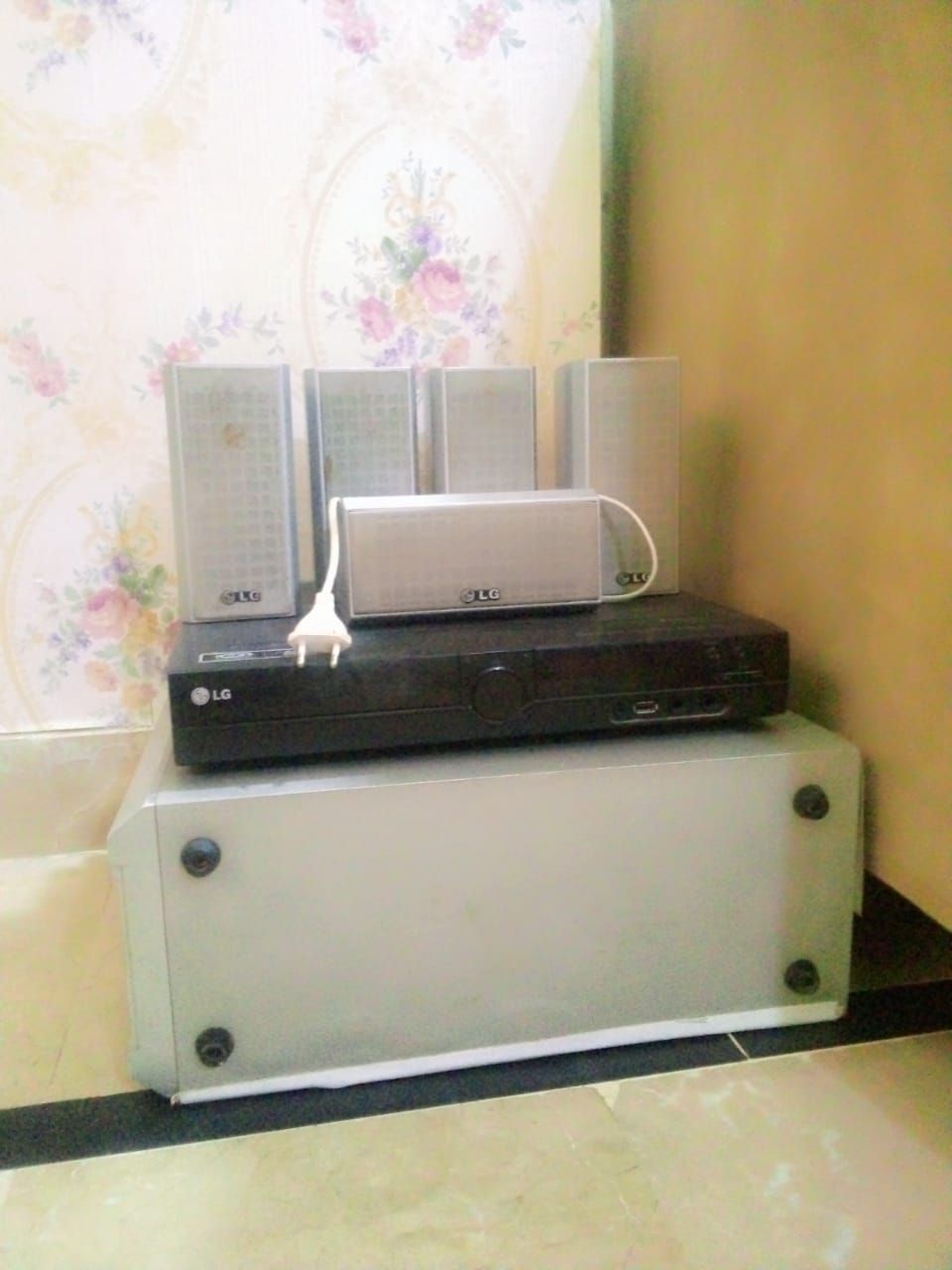 Beauty parlour cher and sofa set vid parlour Saman mukimil by MUSHTAQ Malik