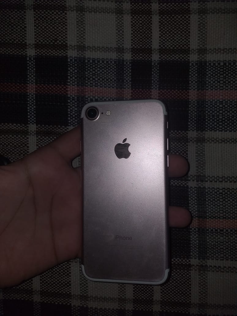Iphone 7 non pta 128gb by Arham Rajpoot