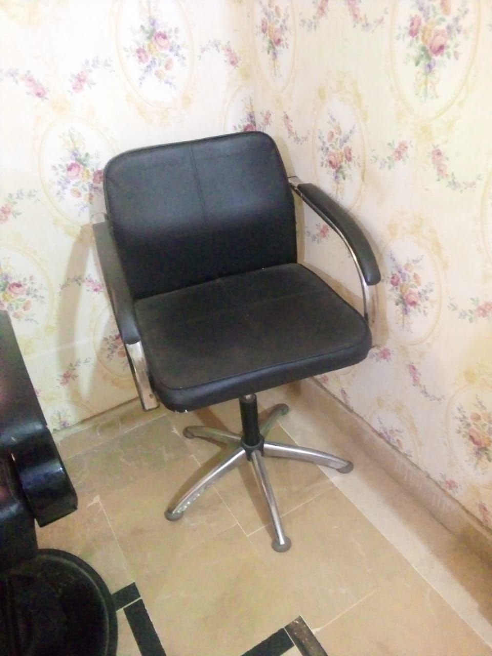 Beauty parlour cher and sofa set vid parlour Saman mukimil by MUSHTAQ Malik