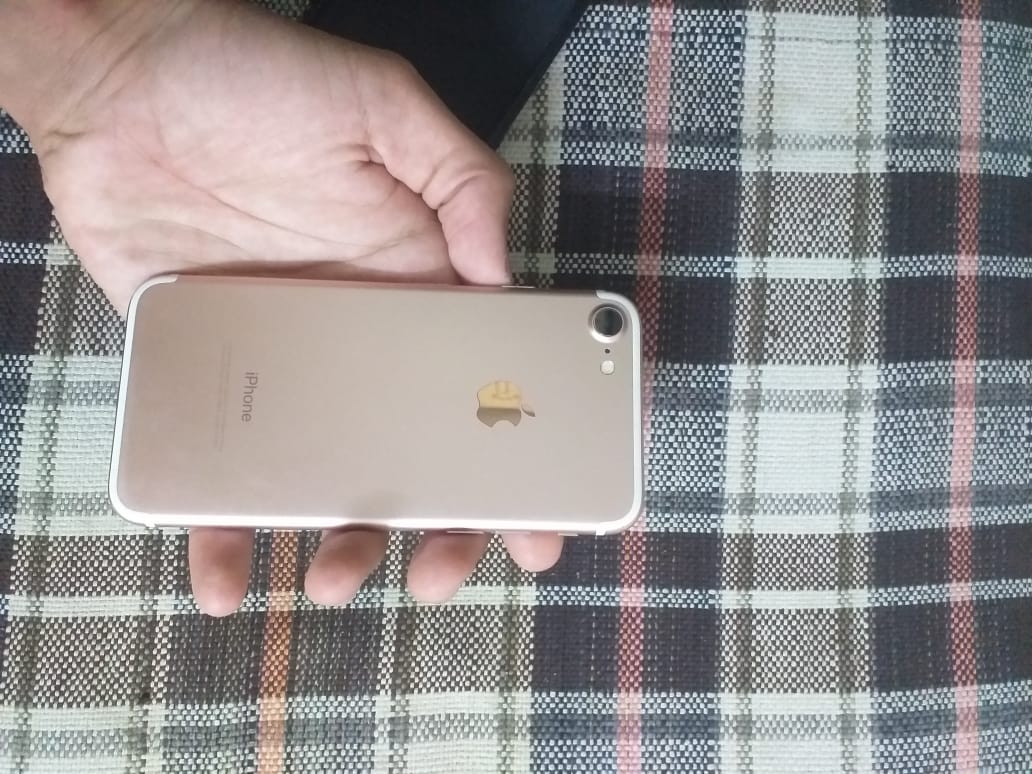 Iphone 7 non pta 128gb by Arham Rajpoot