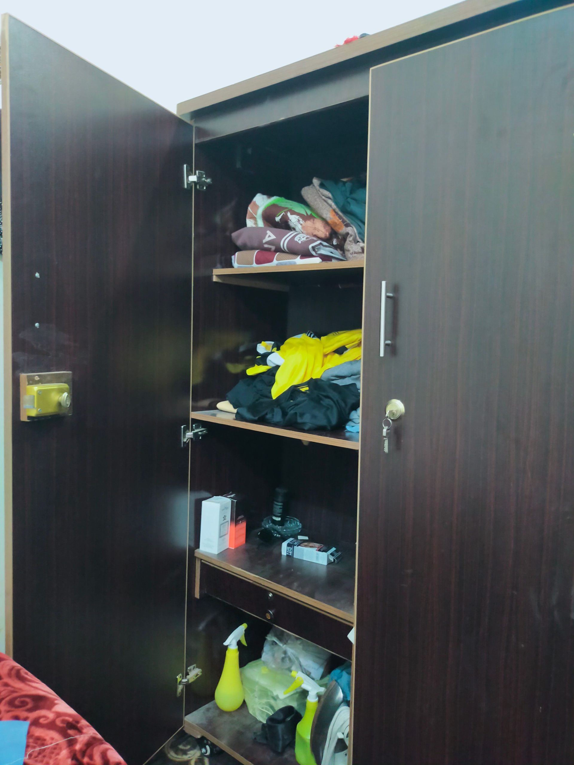 Almari wheel laghy hain bilkul ok hai shifting urgent sale by Awais Awais