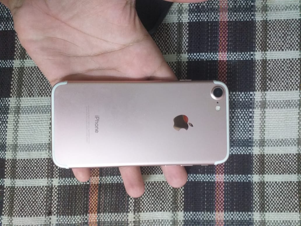 Iphone 7 non pta 128gb by Arham Rajpoot
