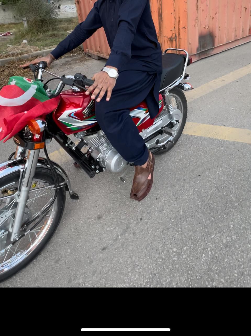 Aoa 2022 model hn last month ma ly hn 7500 chala huo hn jis na lana hn by Zeeshan abbasi