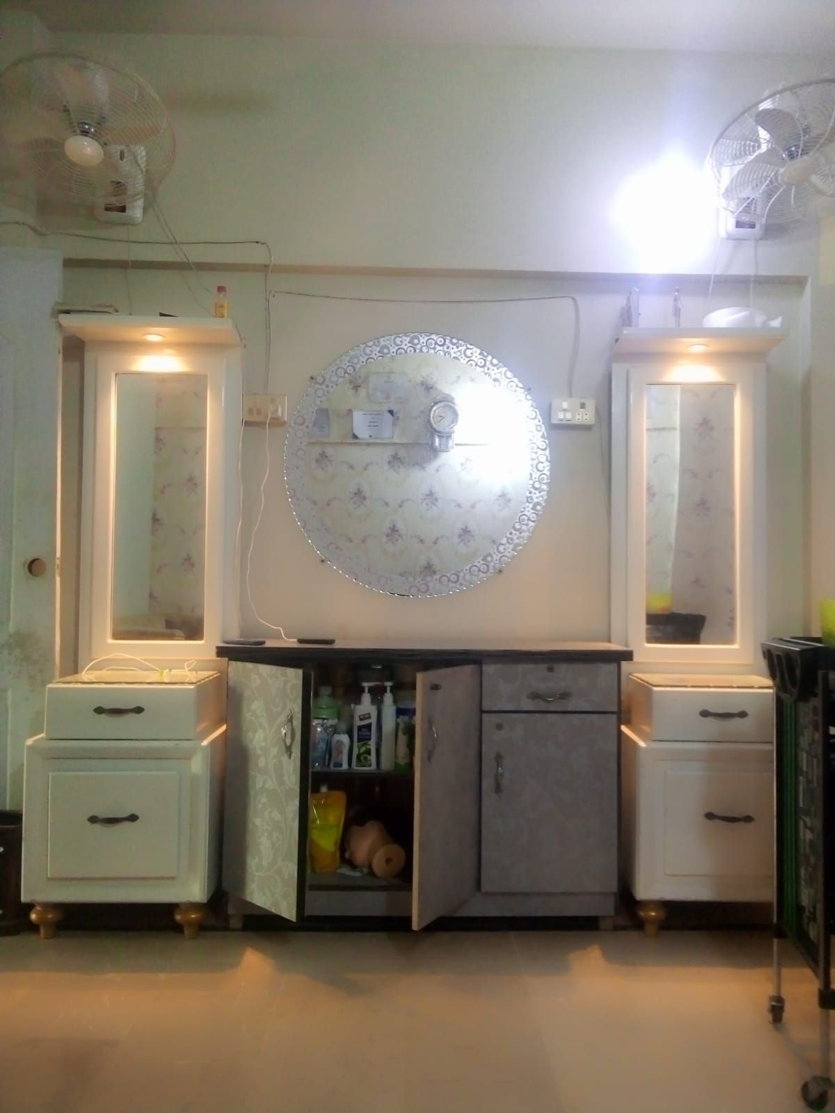 Beauty parlour cher and sofa set vid parlour Saman mukimil by MUSHTAQ Malik