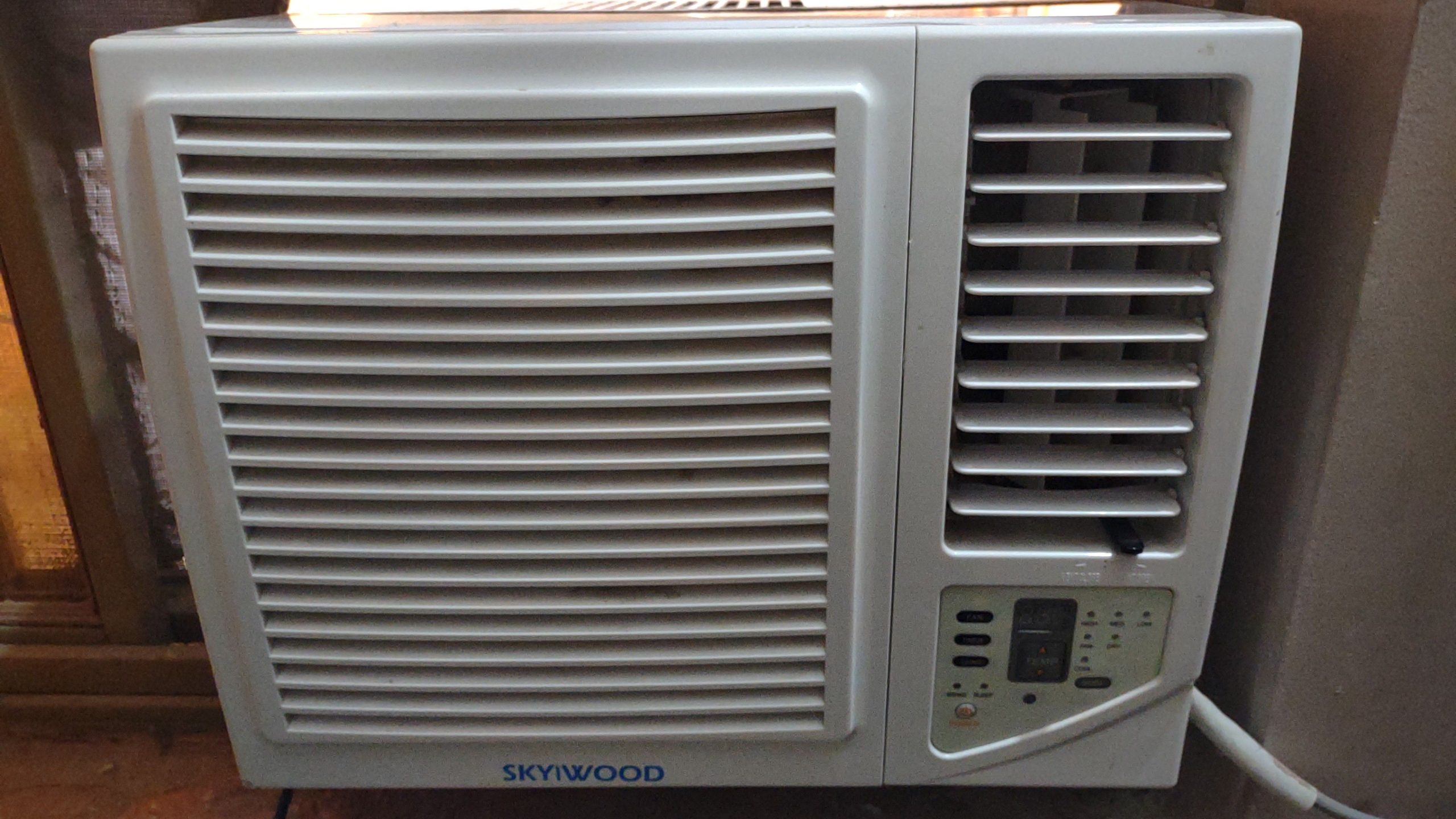 Skywood window Ac pona ton like new condition by shehroz official