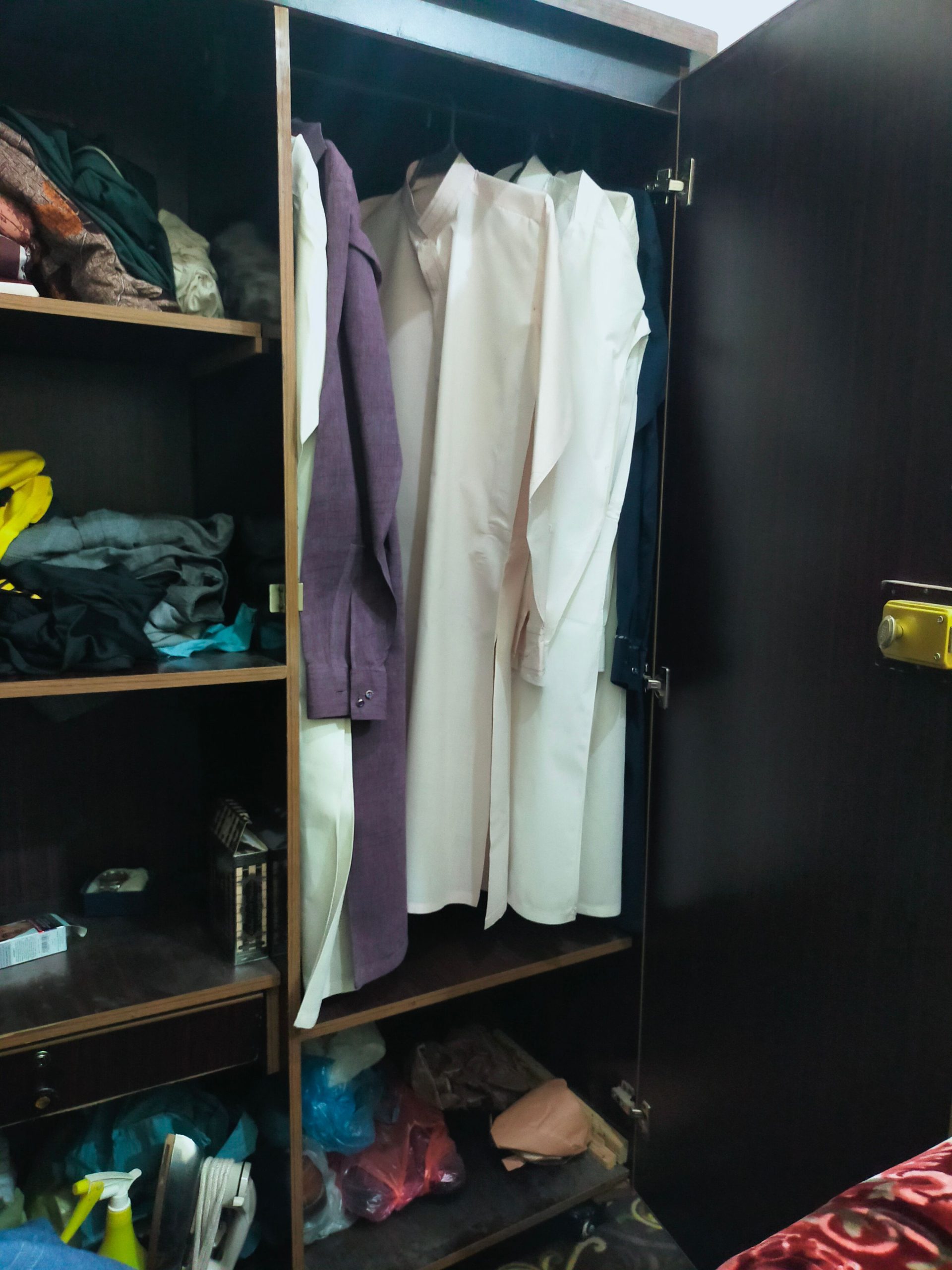 Almari wheel laghy hain bilkul ok hai shifting urgent sale by Awais Awais