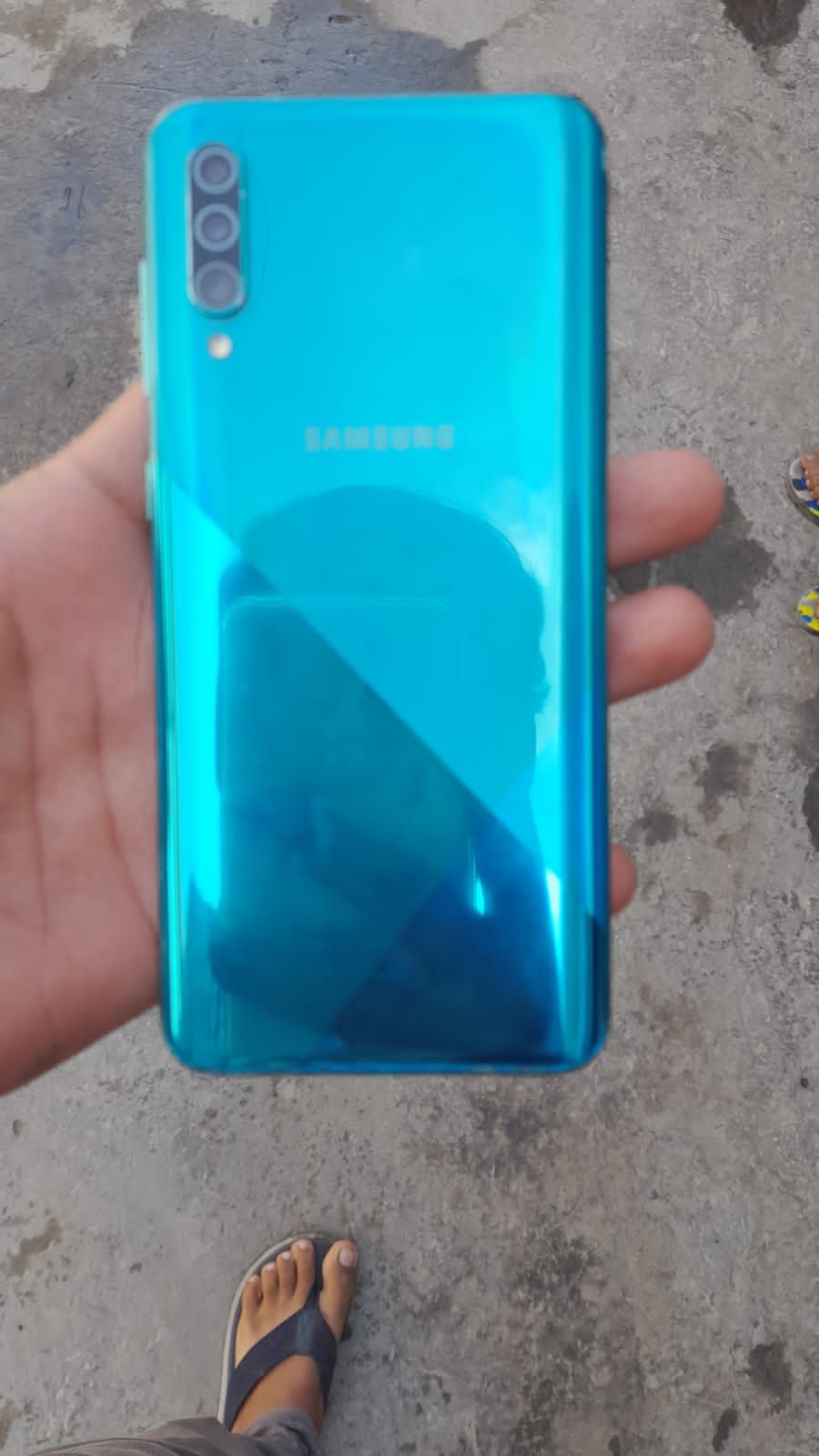 Samsungs a30 4gb 64g box and dopter ha pta finger nie chalta ha by Razab Ali
