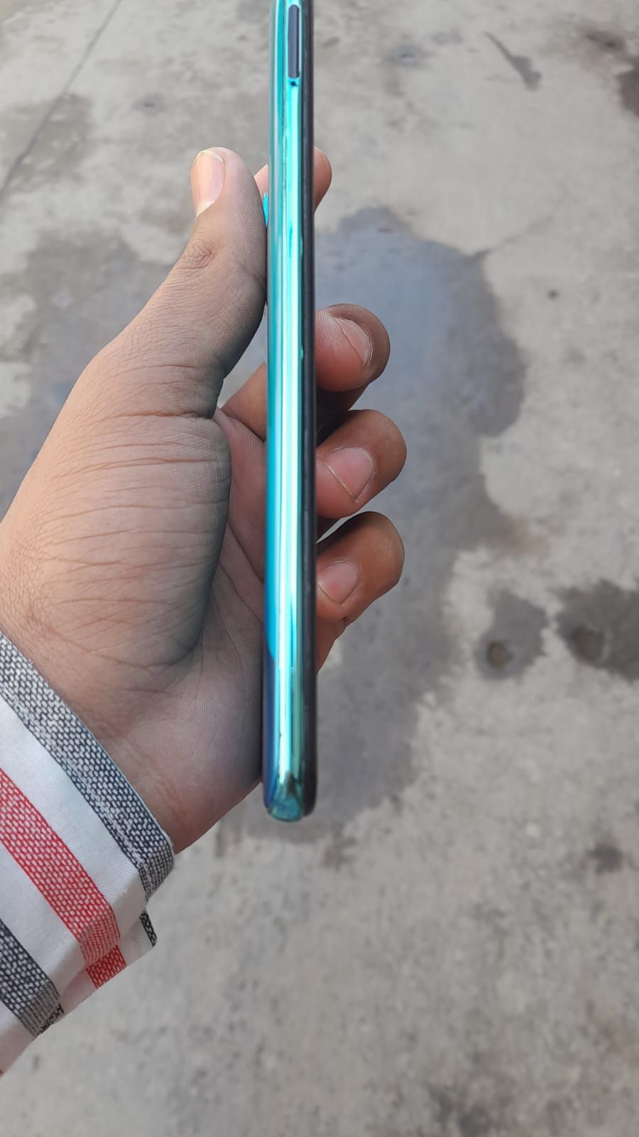 Samsungs a30 4gb 64g box and dopter ha pta finger nie chalta ha by Razab Ali