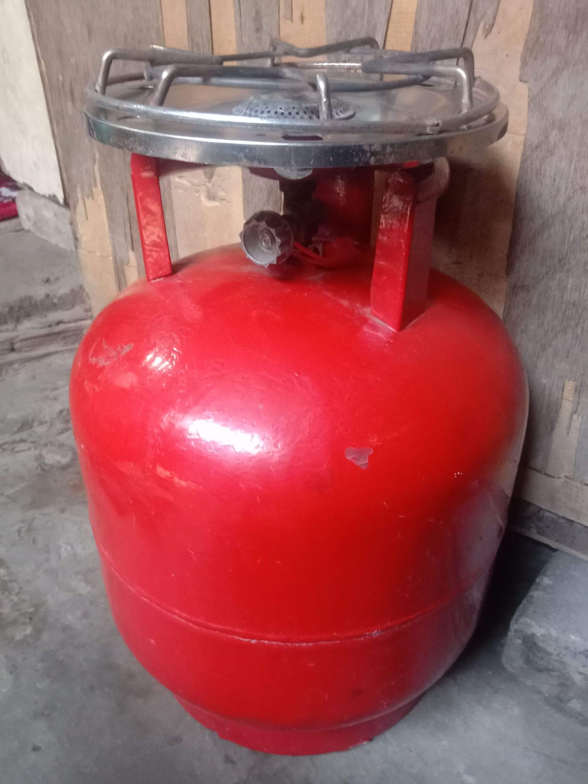 10 kg Wala LPG Salender Condition 10/10 ha with Chula by Maida Shafique