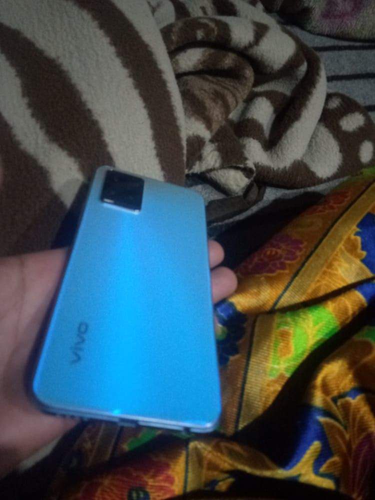 Vivo y33s with box 8+8 128 by Dafaulter Rajpoot