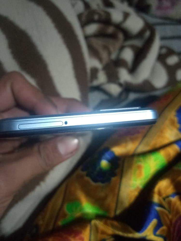 Vivo y33s with box 8+8 128 by Dafaulter Rajpoot