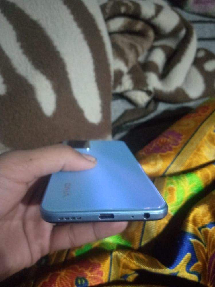 Vivo y33s with box 8+8 128 by Dafaulter Rajpoot