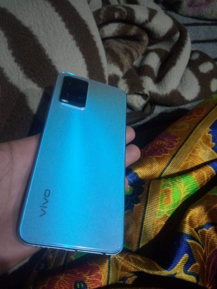 Vivo y33s with box 8+8 128 by Dafaulter Rajpoot