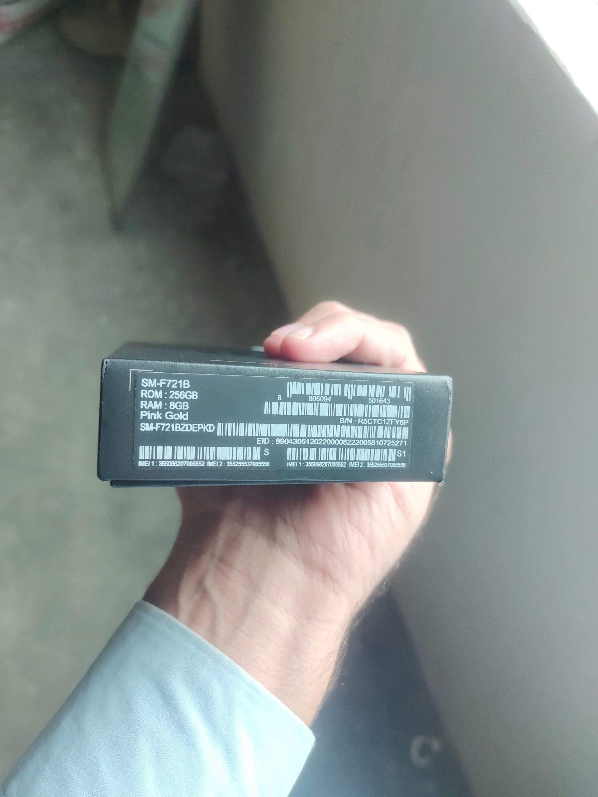 ….. Samsung galaxy zflip4 …..8..256 condition 10.10 ha by Mohsin Khan