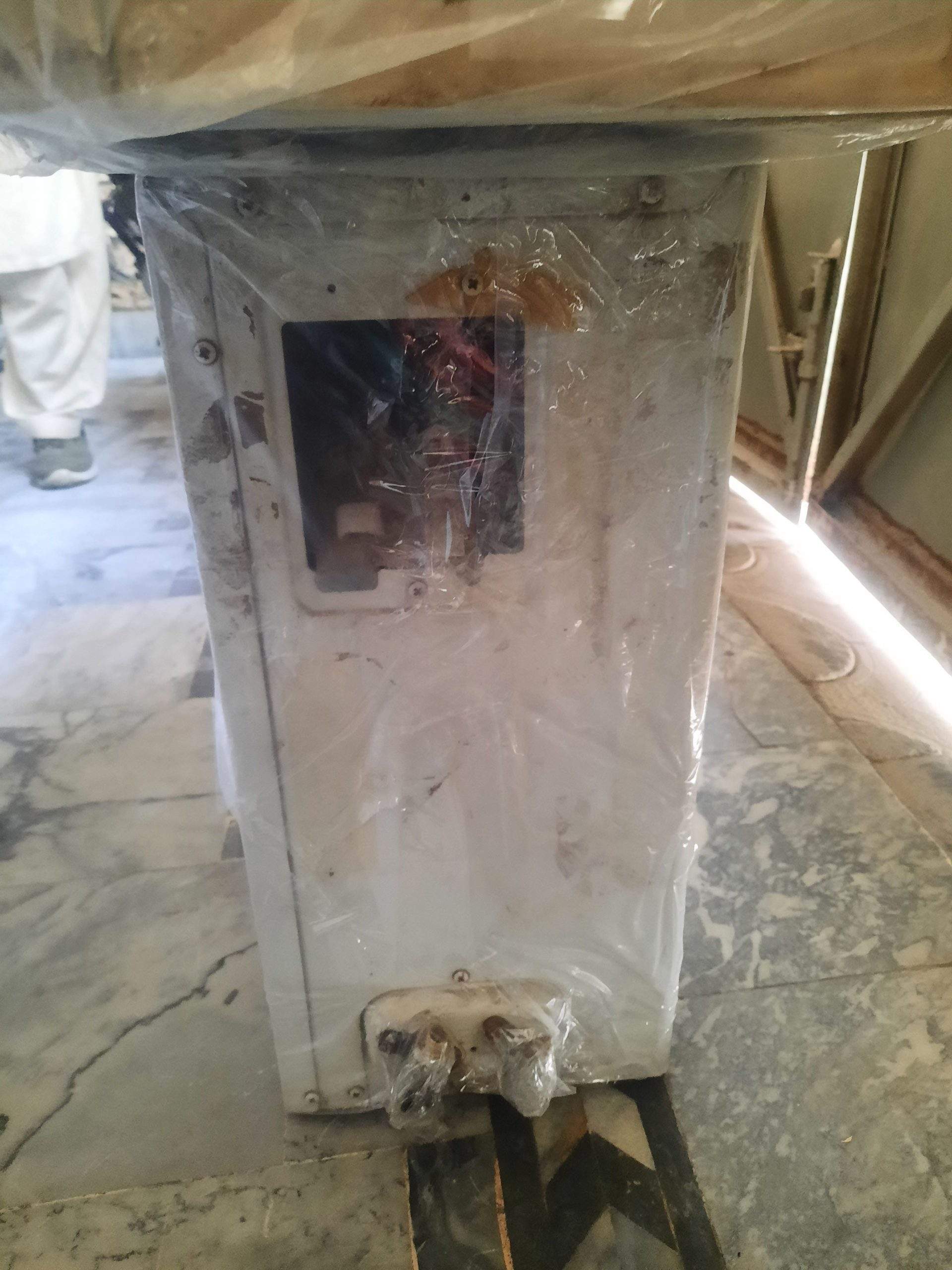 Lg 1.5 ton ac non inverter with pipe by Abdul Wahab