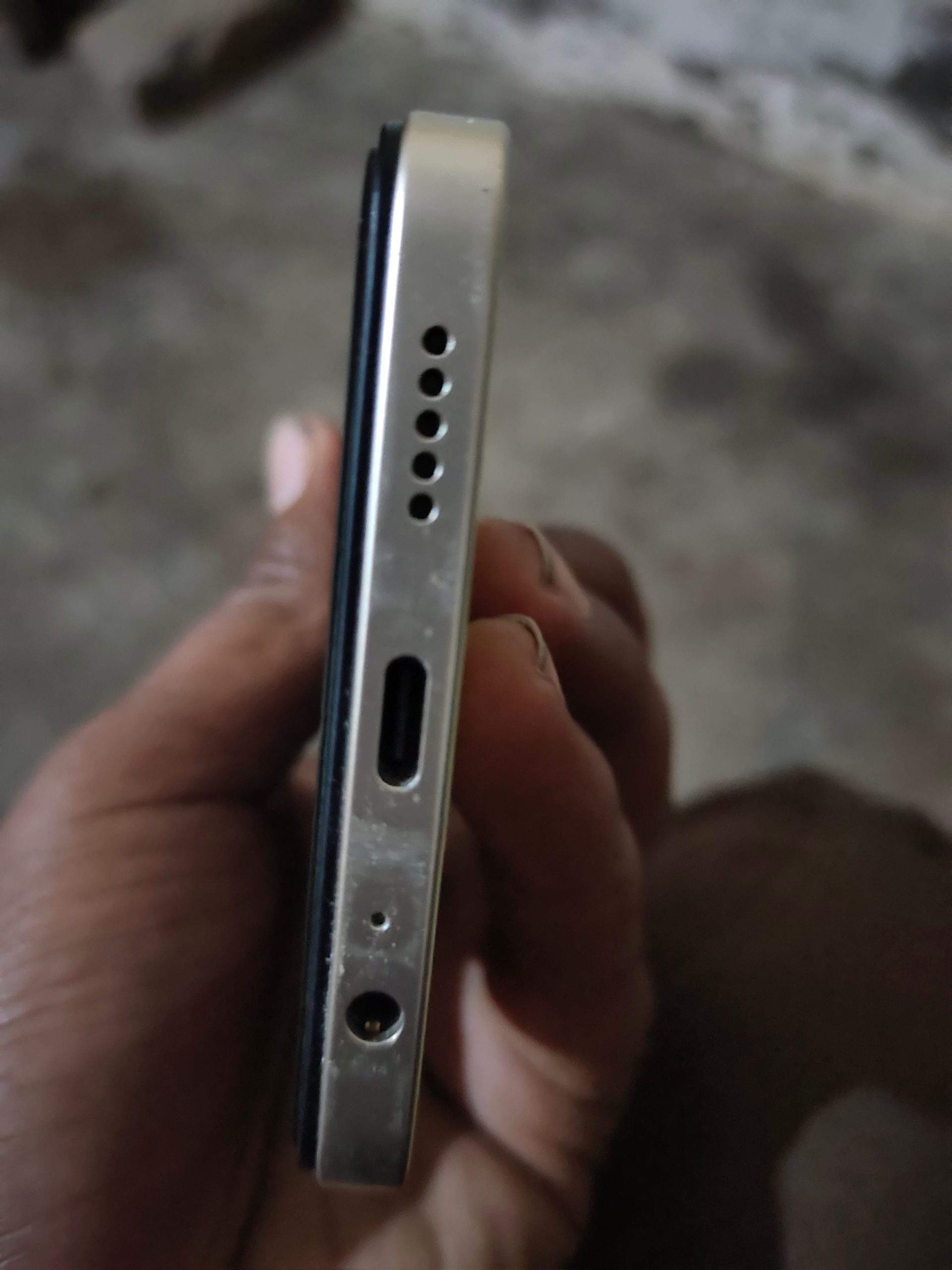 Vivo y36 8 128 urgent sale by Ali Hassan