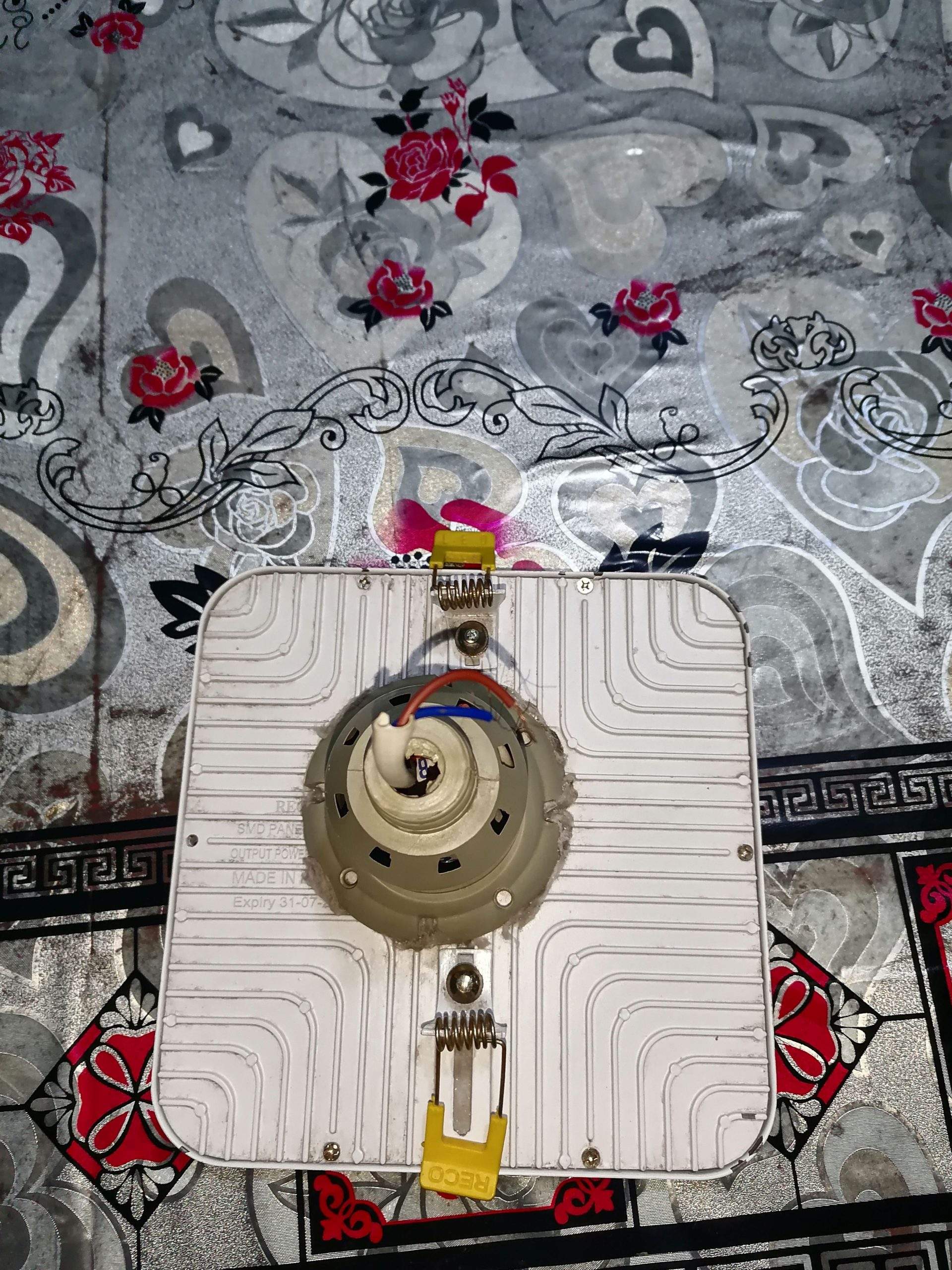 Yah light seeling be H aur holder ma be lag jay gi by Azeem Nadeem