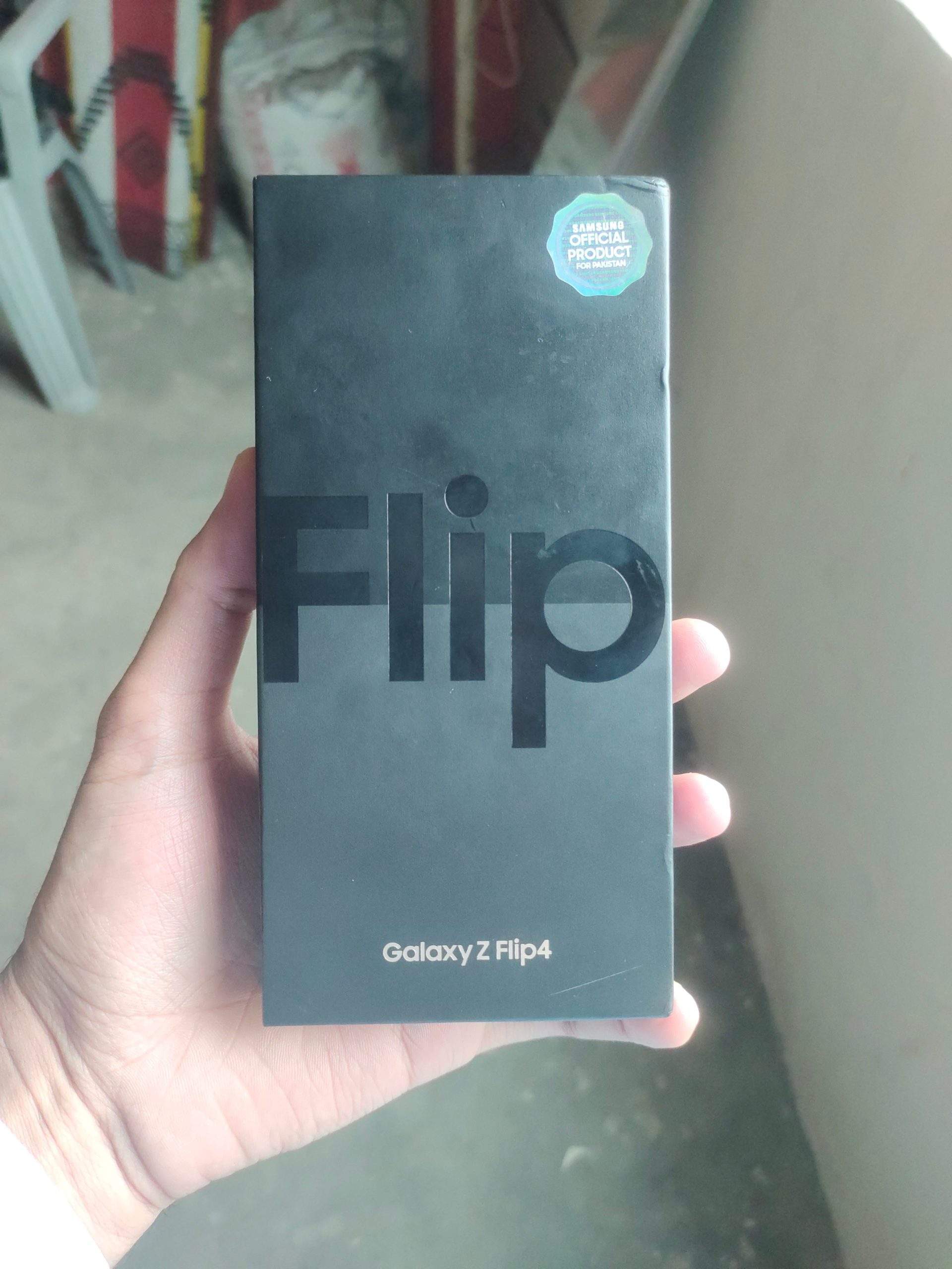 ….. Samsung galaxy zflip4 …..8..256 condition 10.10 ha by Mohsin Khan