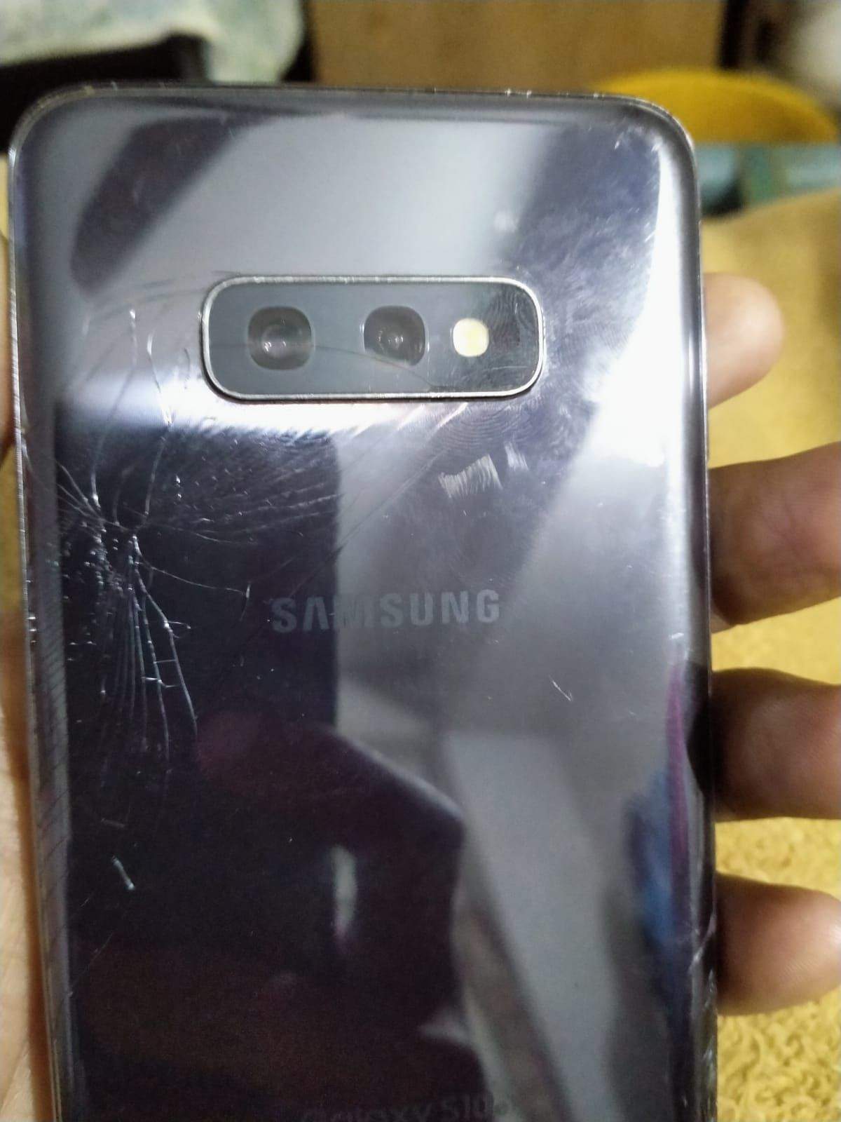 Samsung s10e by Muhammad Aslam