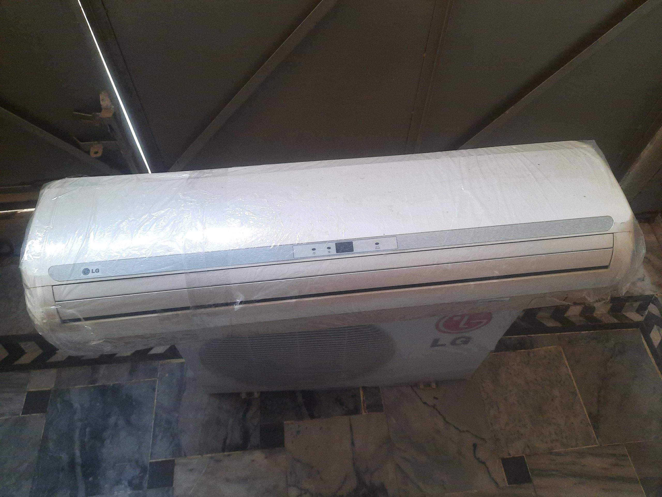 Lg 1.5 ton ac non inverter with pipe by Abdul Wahab