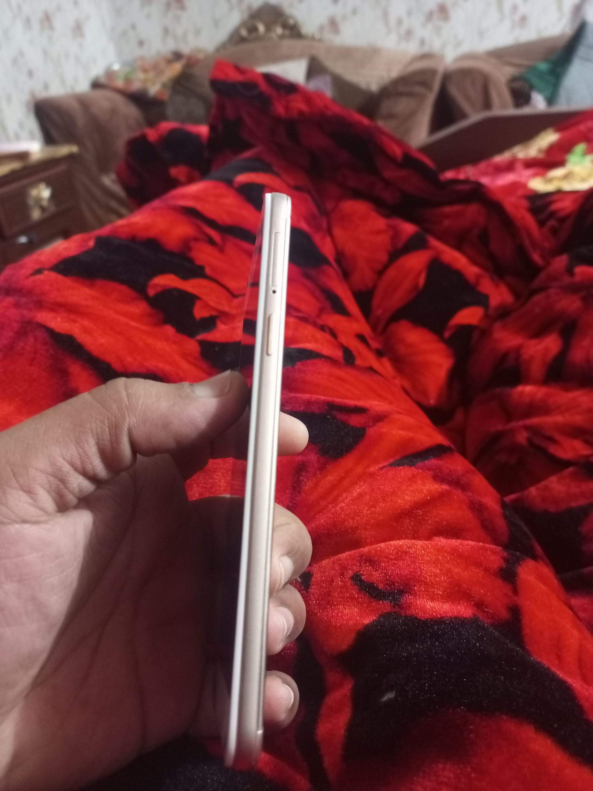 Oppo F1s With charger by Fawad hassan