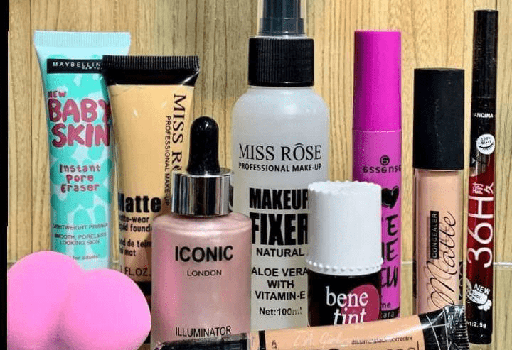 Set of 10 makeup accessories by Syed Hasnain Shah