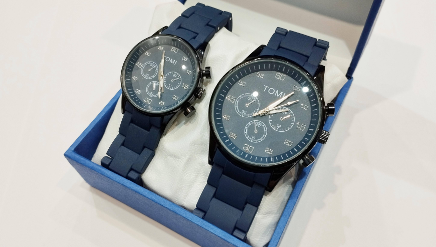 Couple’s casual analogue watch by ASAD Ali