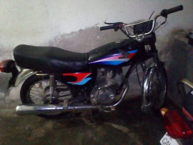 125cc bike modal 2002 boht achi bike ha by Muhammad Numan