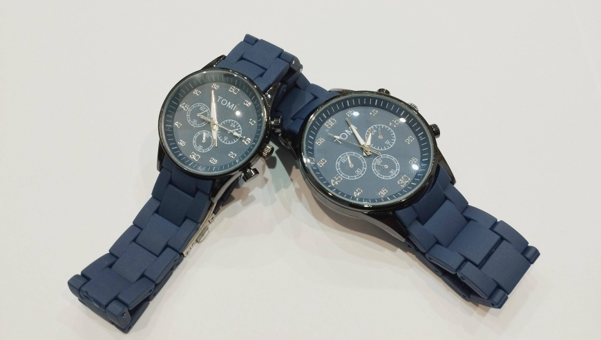 Couple’s casual analogue watch by ASAD Ali