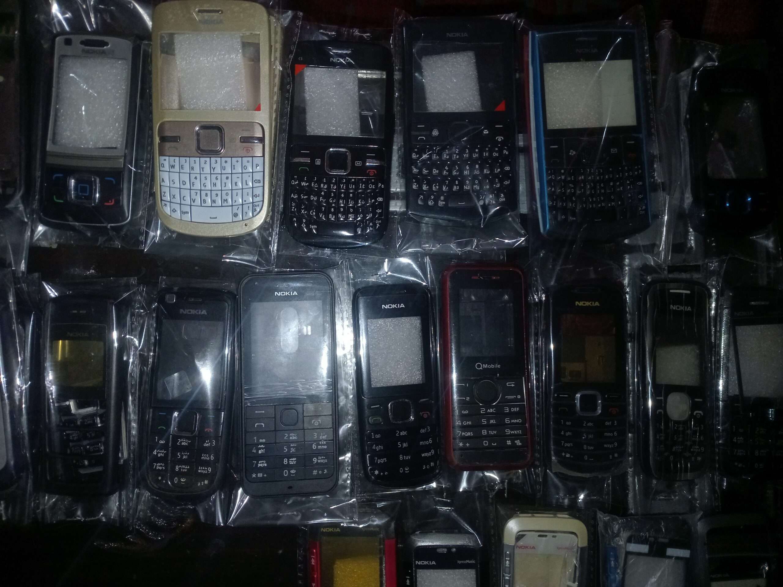 Nokia antique mobile and cassing available hy