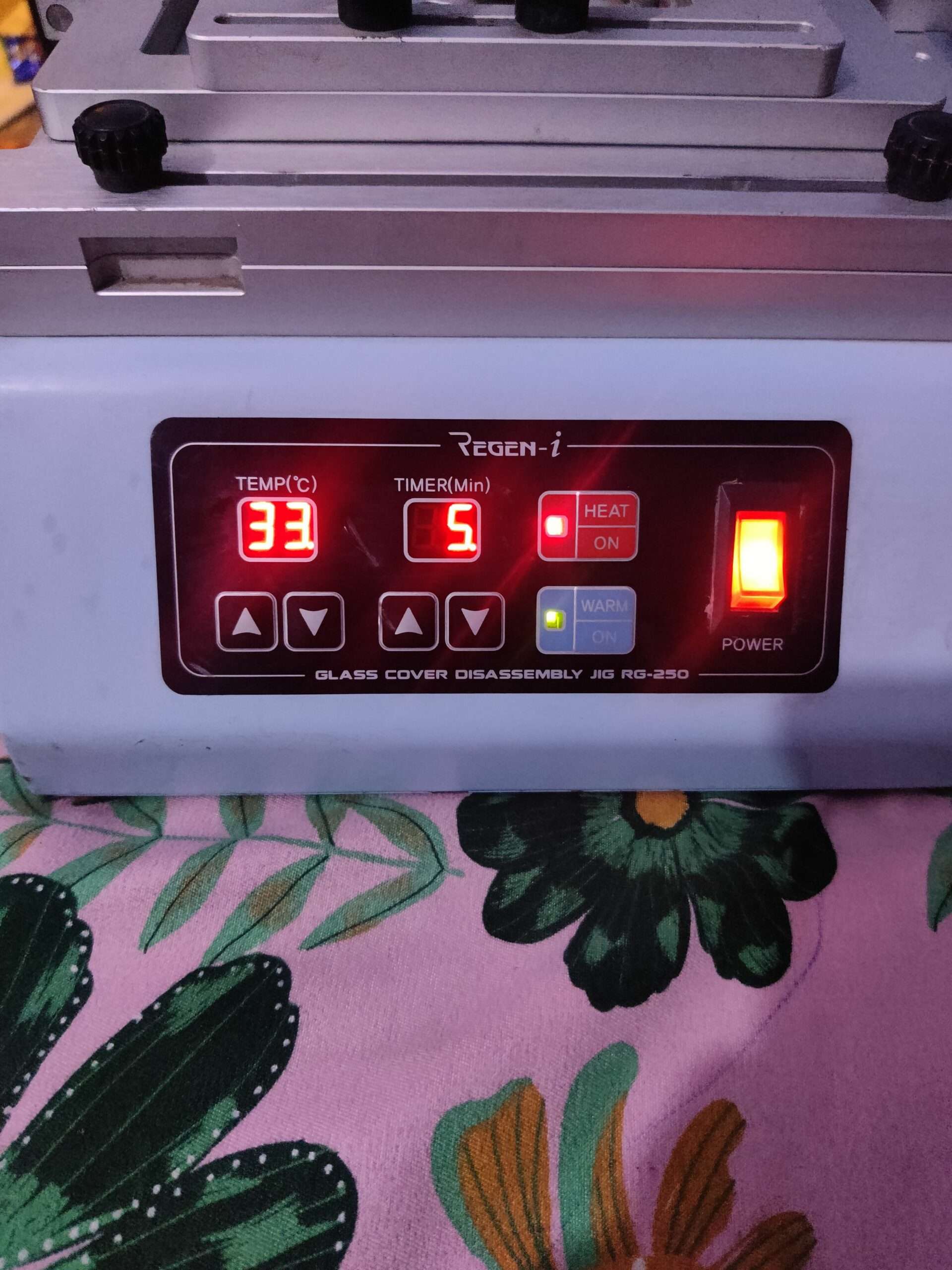 Glass cover deassembly machine