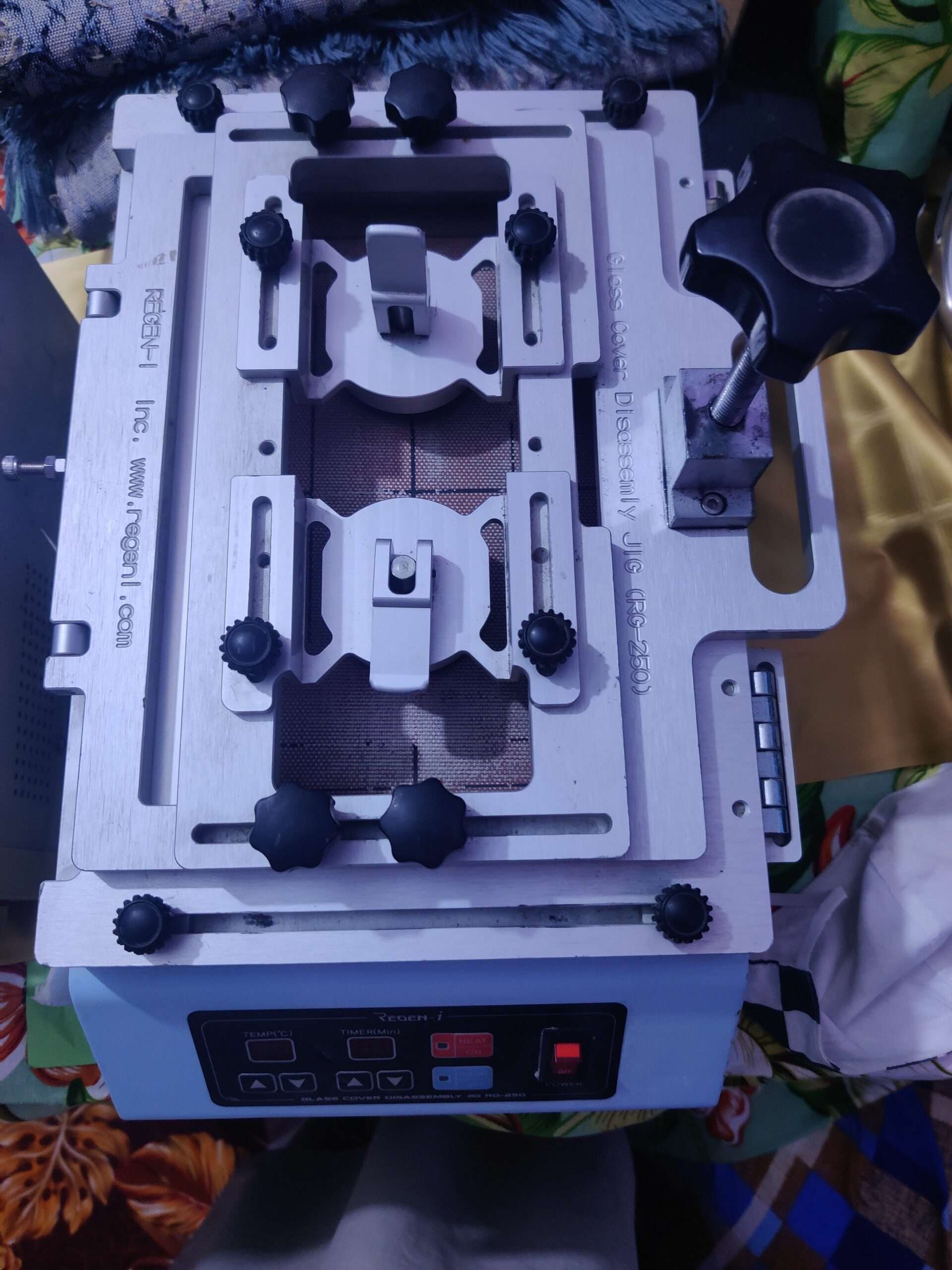 Glass cover deassembly machine