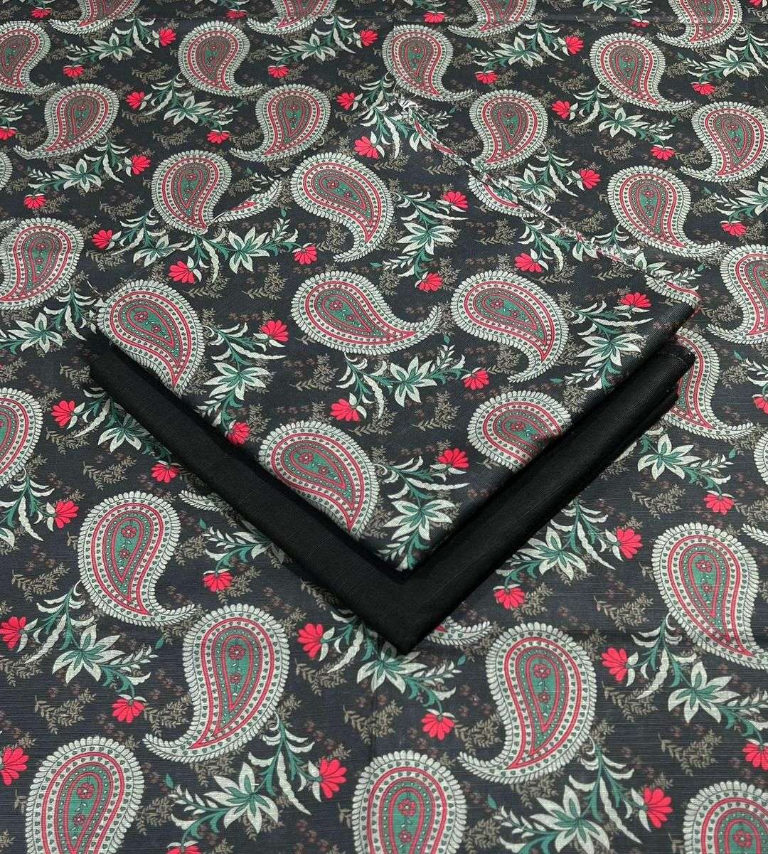 2 Pcs women’s Unstitched khaddar Printed Suit