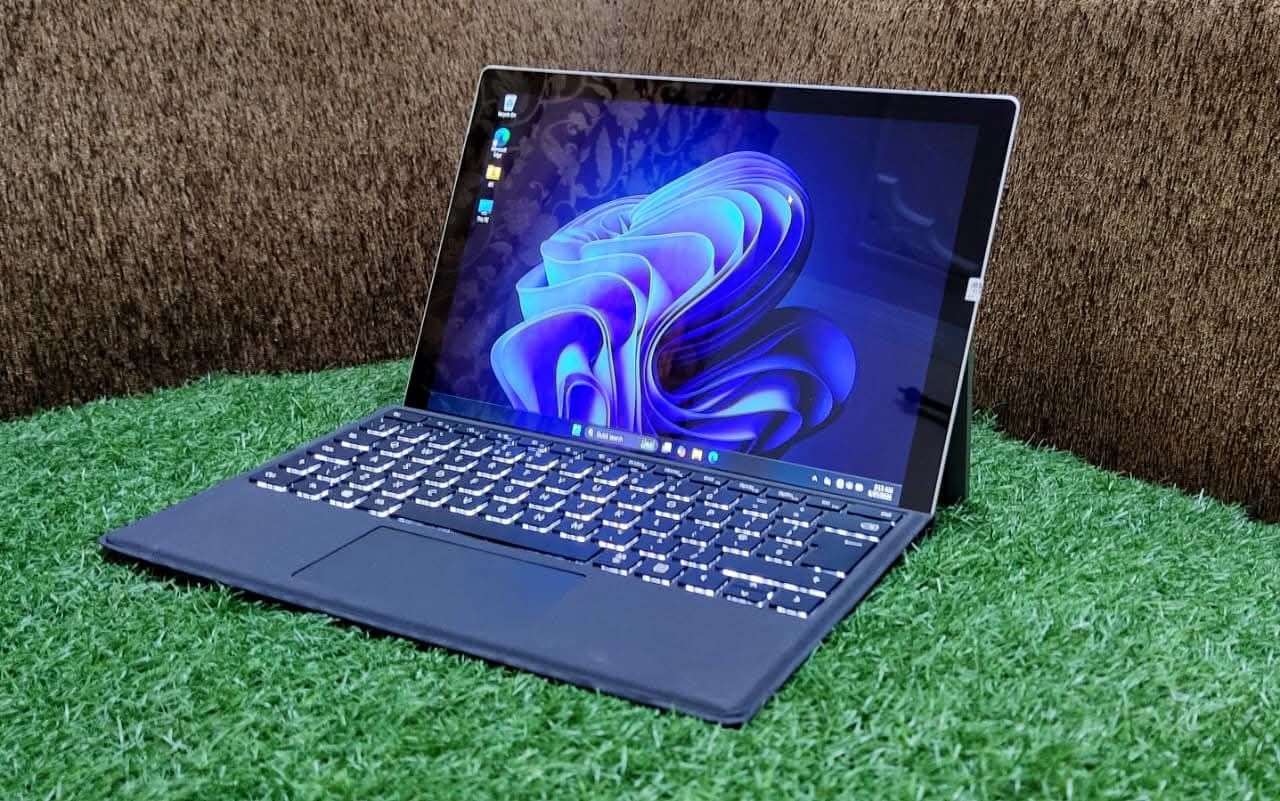 Microsoft surface pro 5 i5 7th generation 8gb 256gbssd 4gb Intel HD Graphics|cod all Pak|