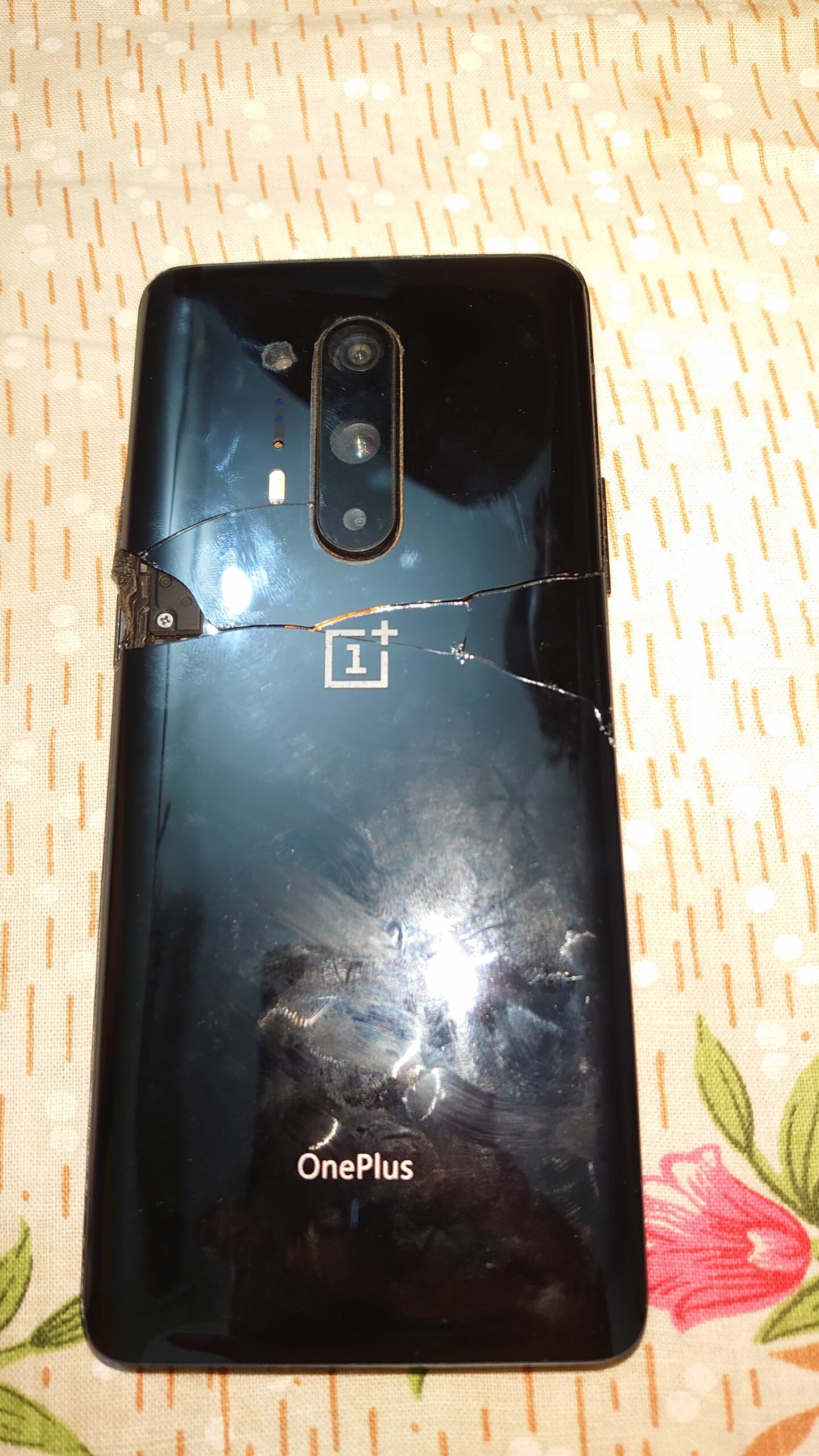 OnePlus8pro 5g official pta approved tax paid only panel aur back 20k ki daly gy mobile ok