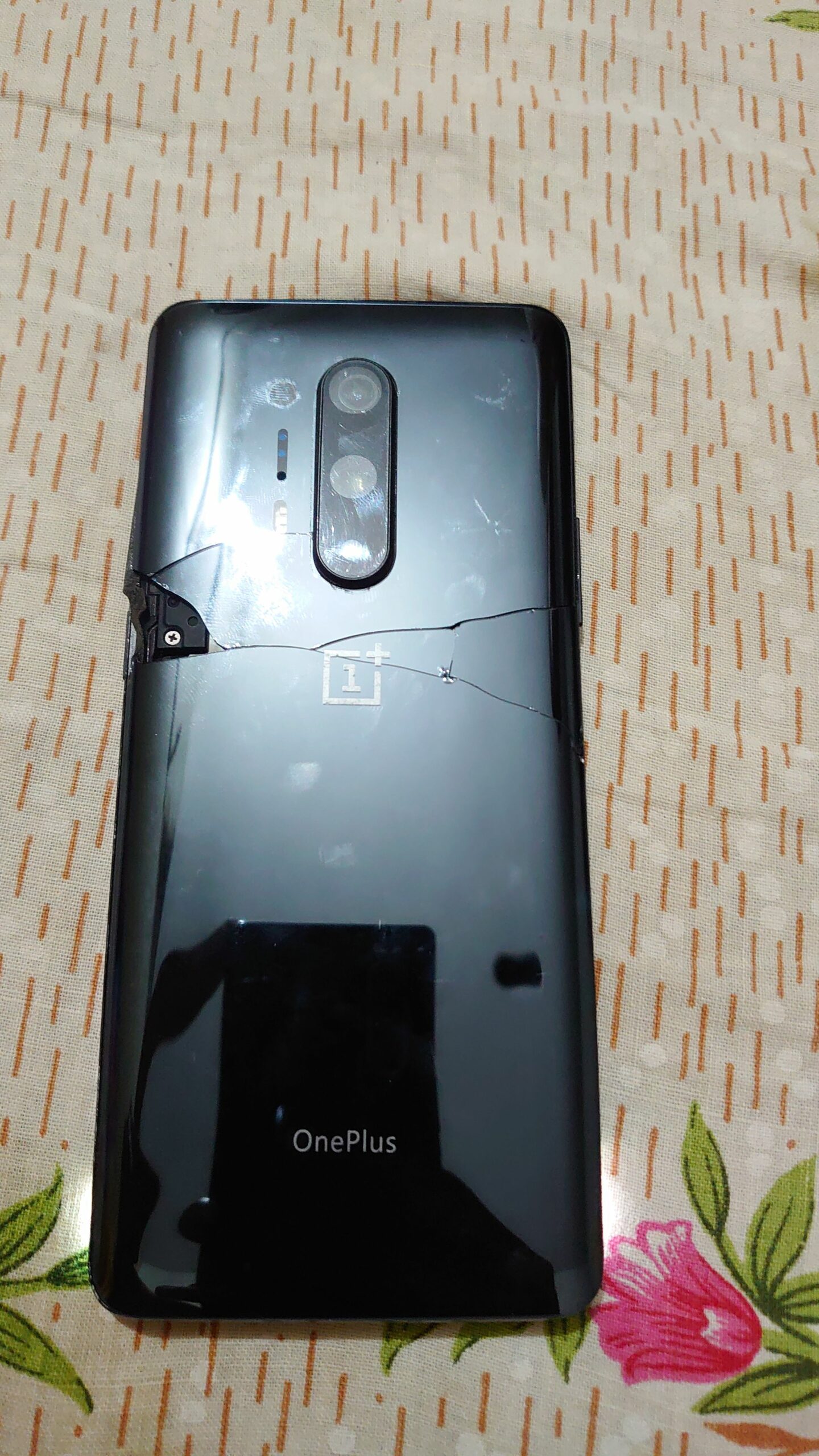 OnePlus8pro 5g official pta approved tax paid only panel aur back 20k ki daly gy mobile ok