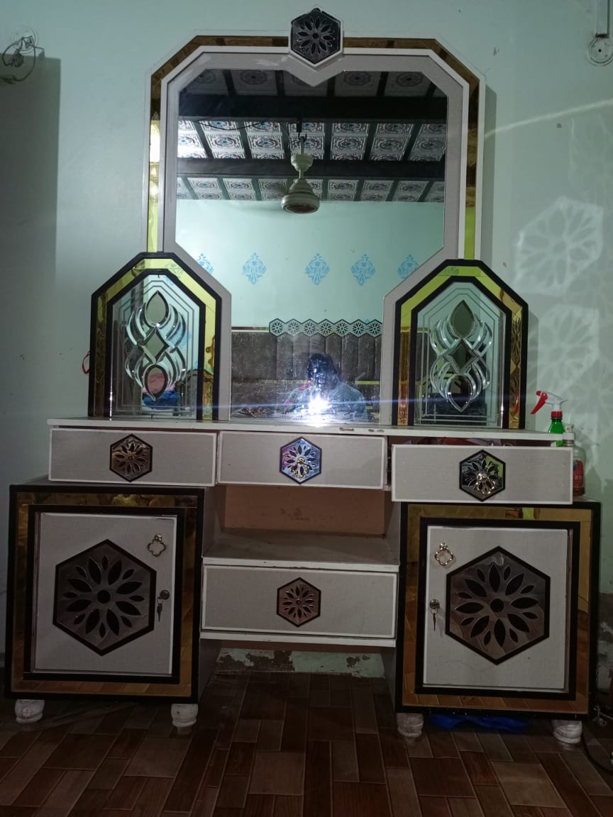 4 piece bedroom set look new