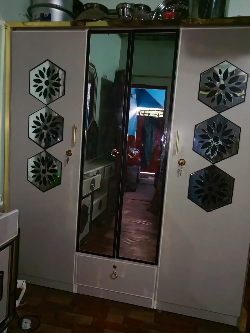 4 piece bedroom set look new