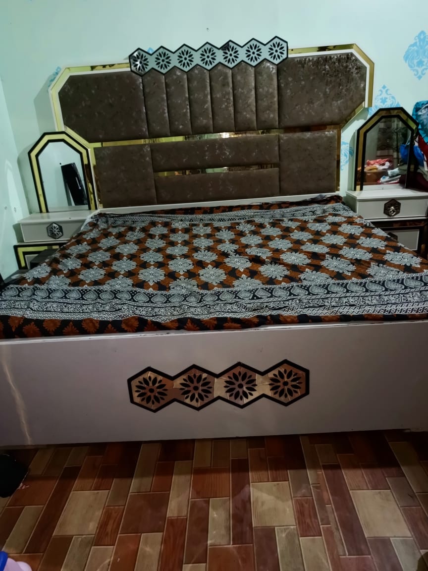 4 piece bedroom set look new