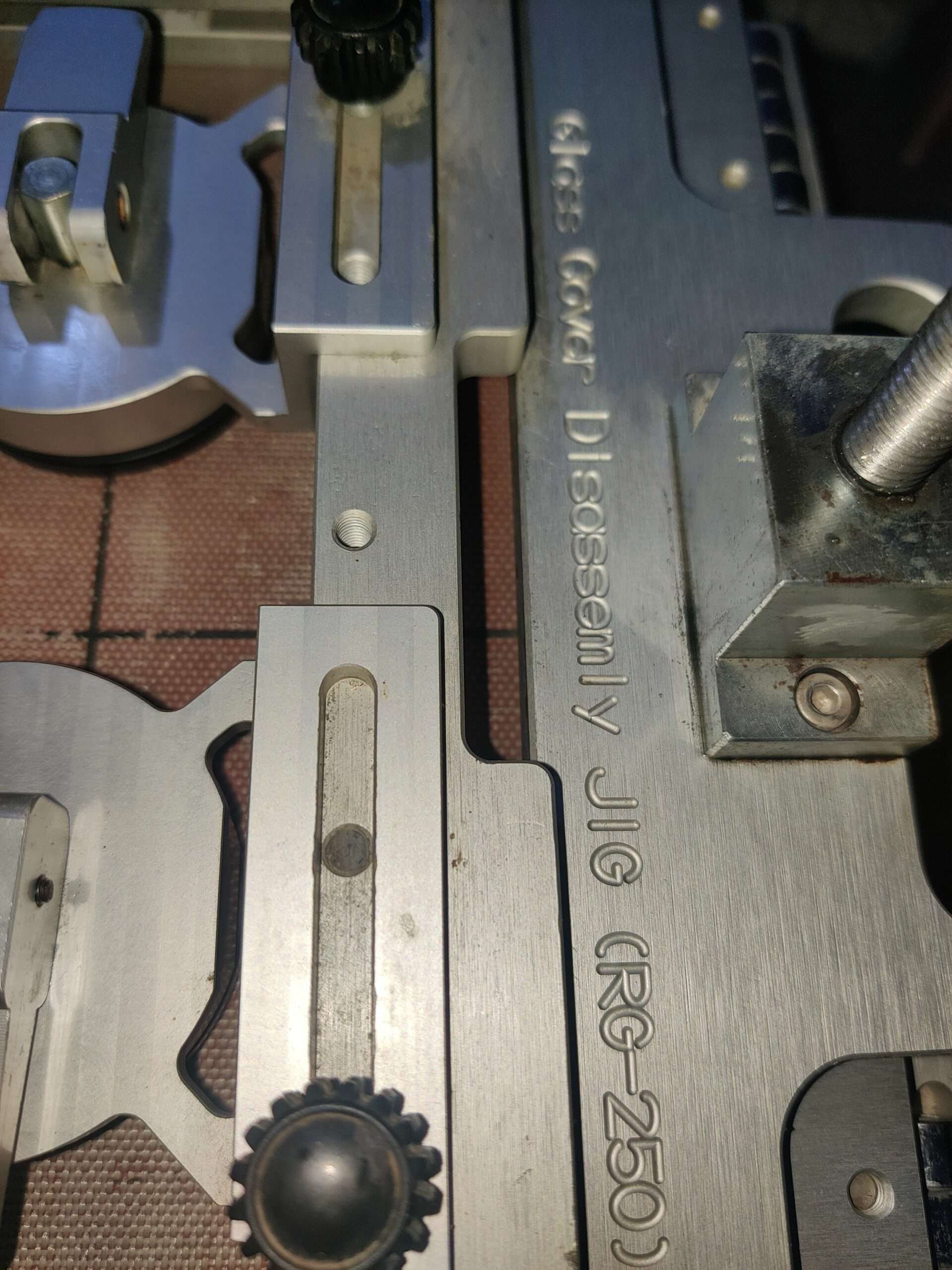 Glass cover deassembly machine