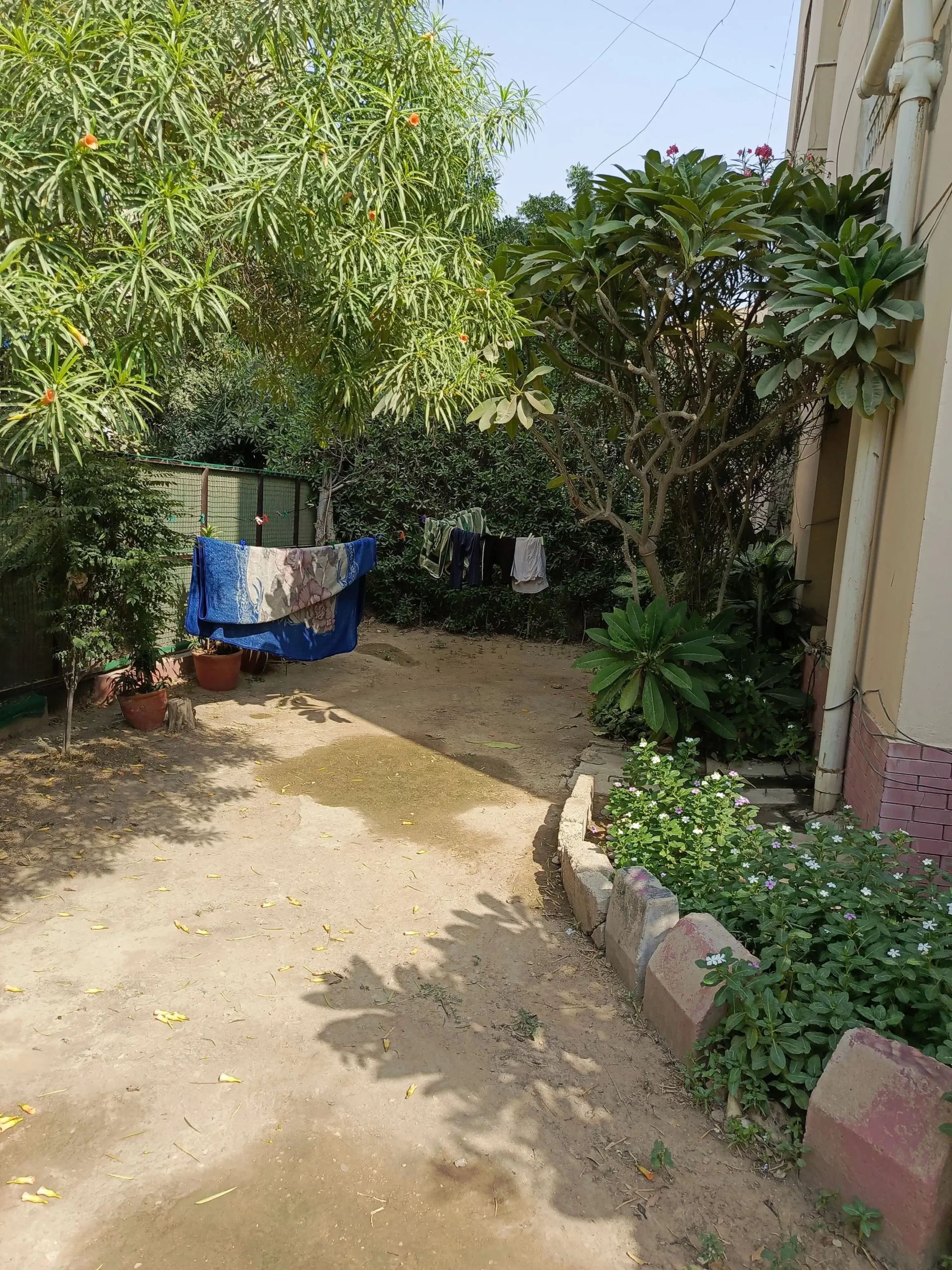 LUXURY FLAT FOR SALE 3 BED DD , STORE GARDEN AREA 1400 SQ.FT