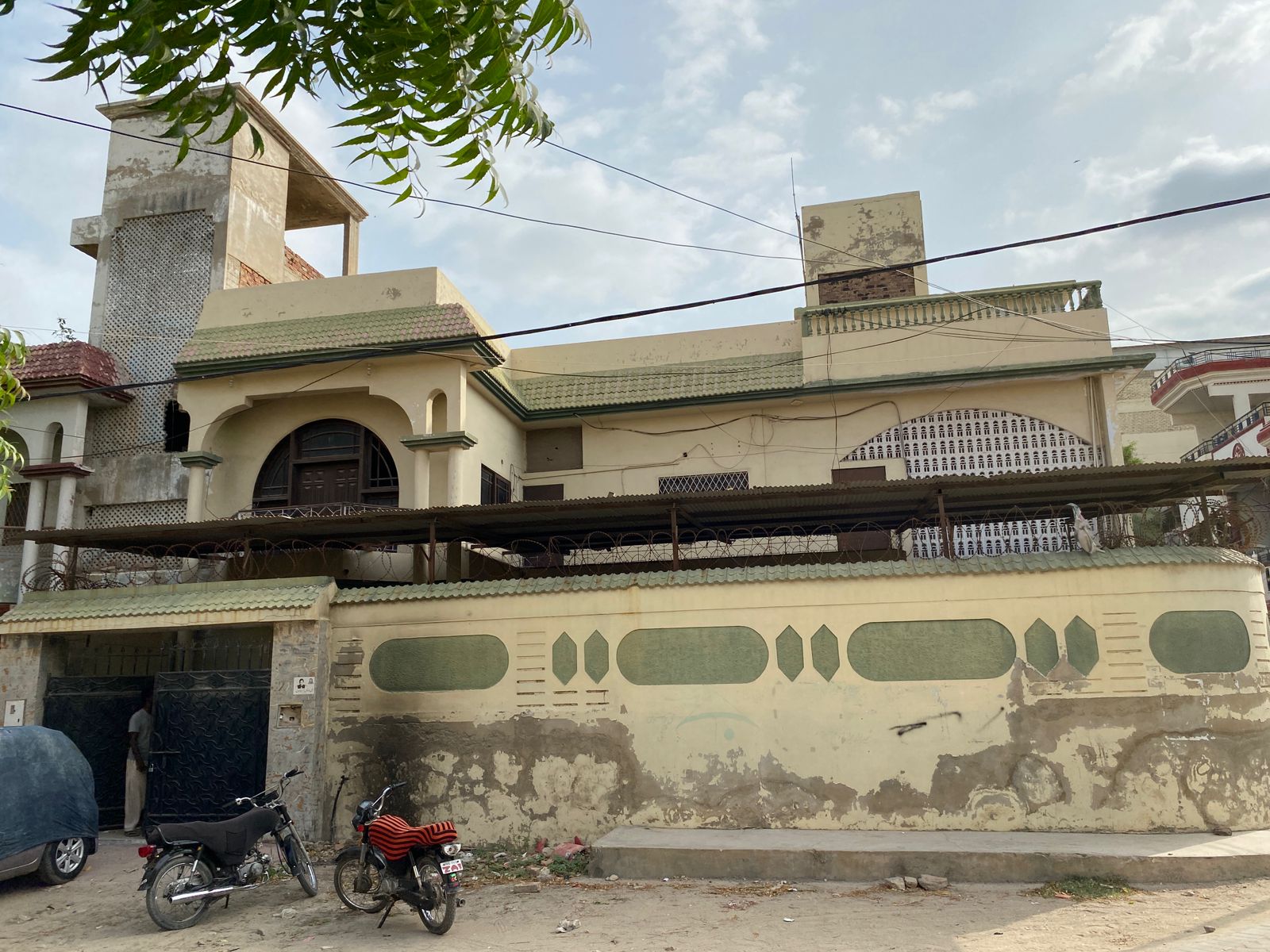 600 Sq. Yards Bungalow for Sale