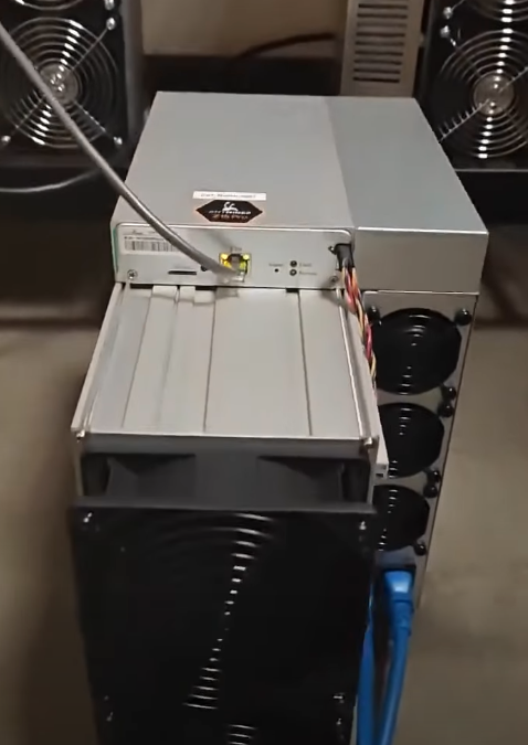Bitmain Antminer Z15 Pro (840kSol/s)