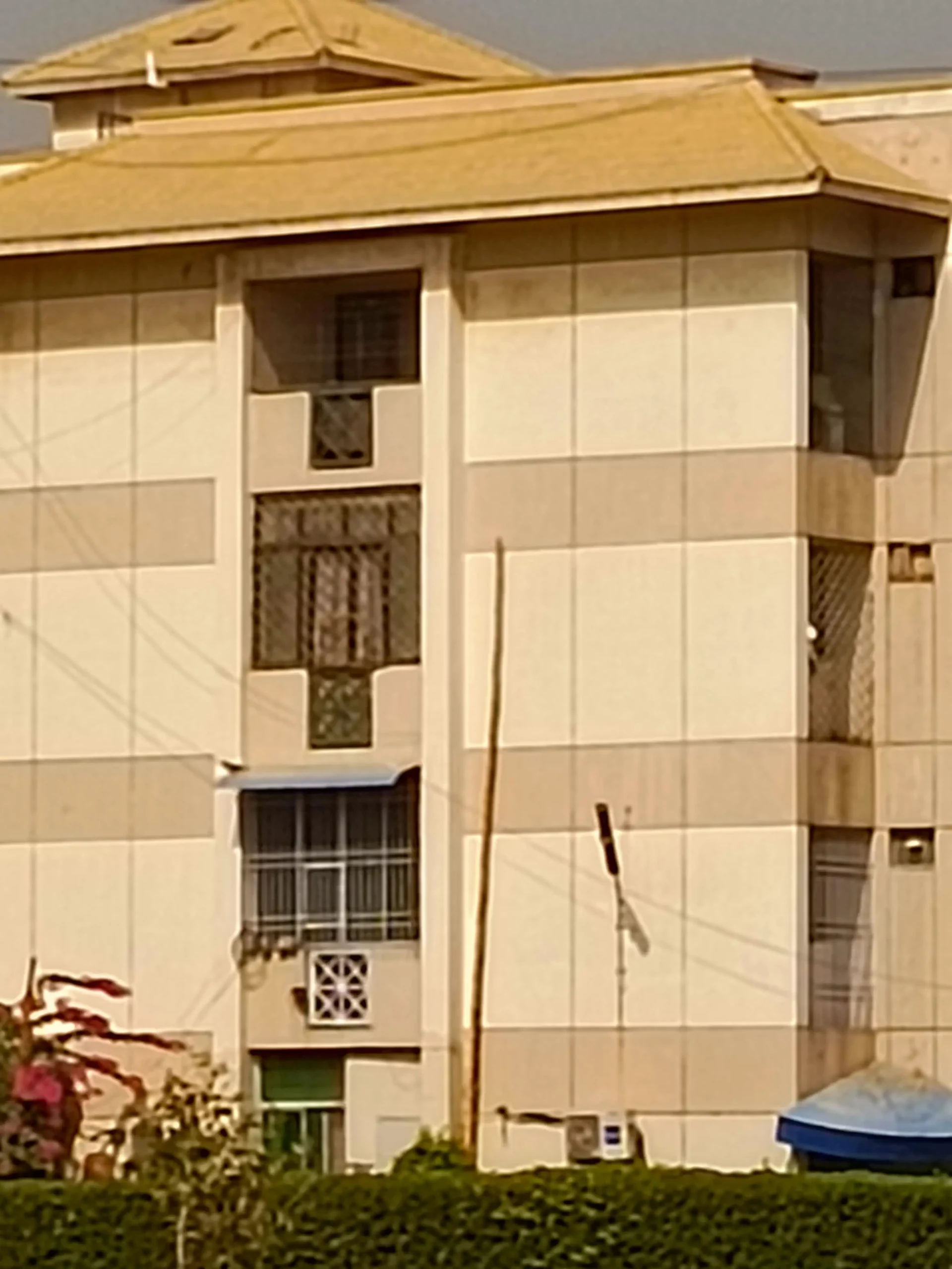 LUXURY FLAT FOR SALE 3 BED DD , STORE GARDEN AREA 1400 SQ.FT