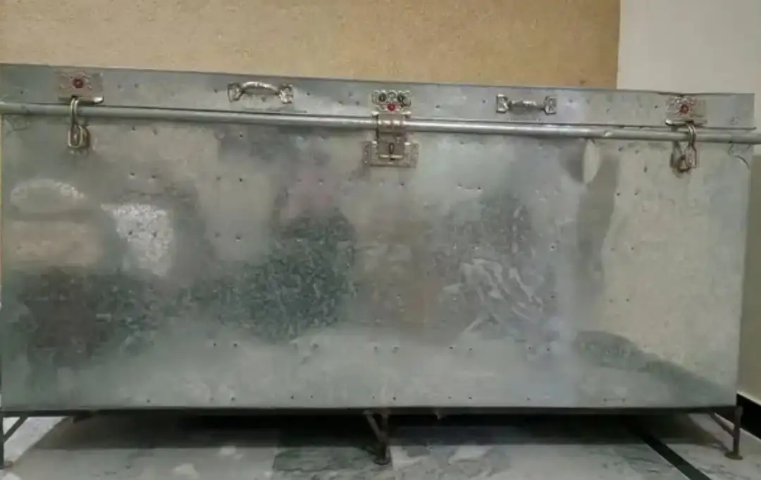 7 foot trunk with stand