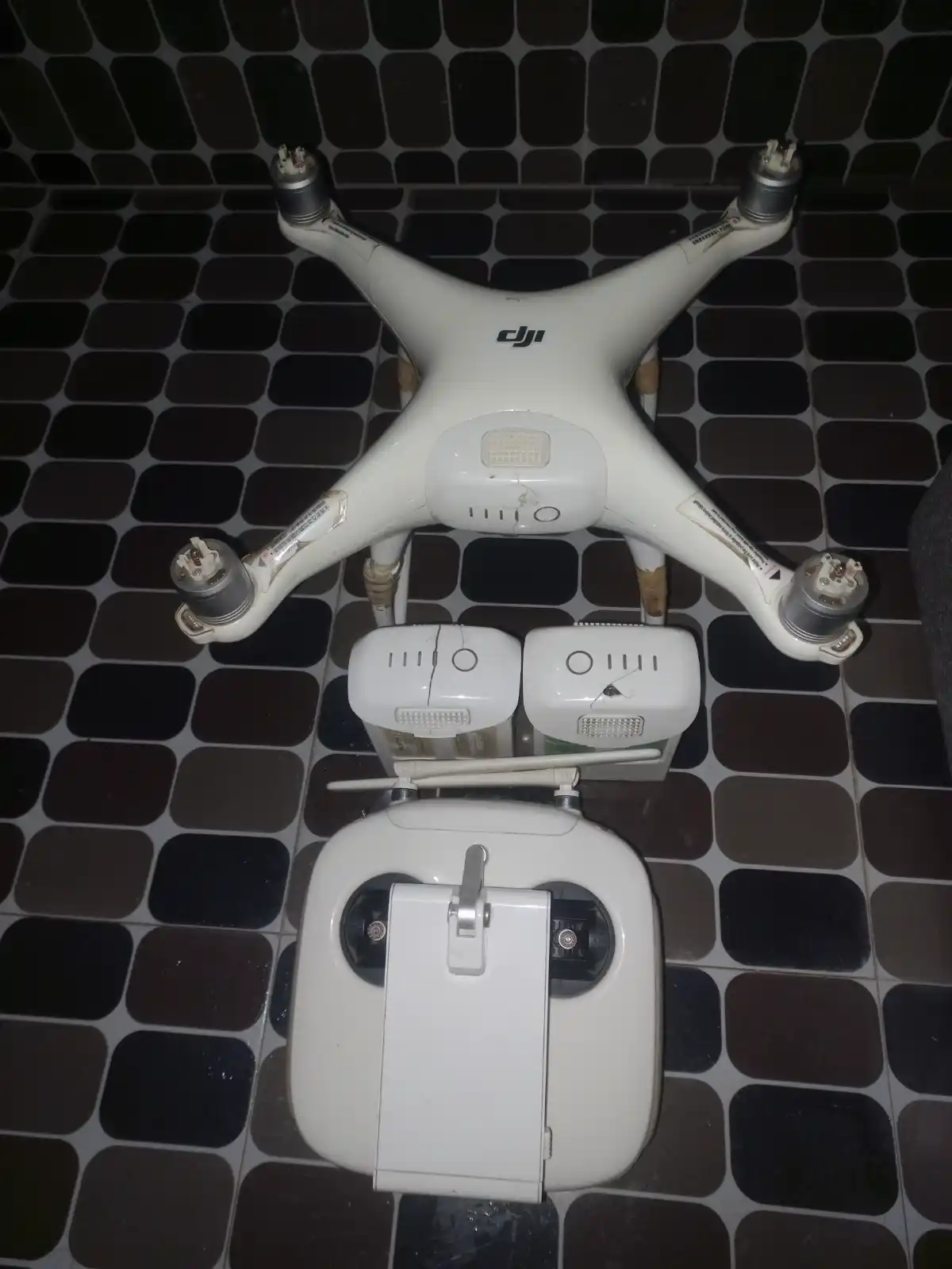 Dji phantom 4 advance drone with 3 batteries everything genuine remote charger propeler