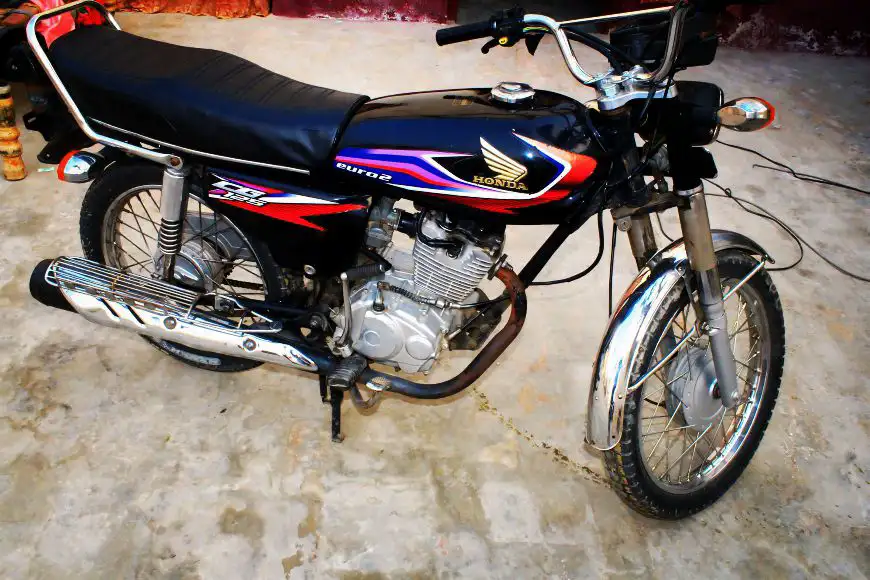 2017 model full alter bana hua ha jiss Bhai ko chahye. Whatsapp p rabta kren 03066152592