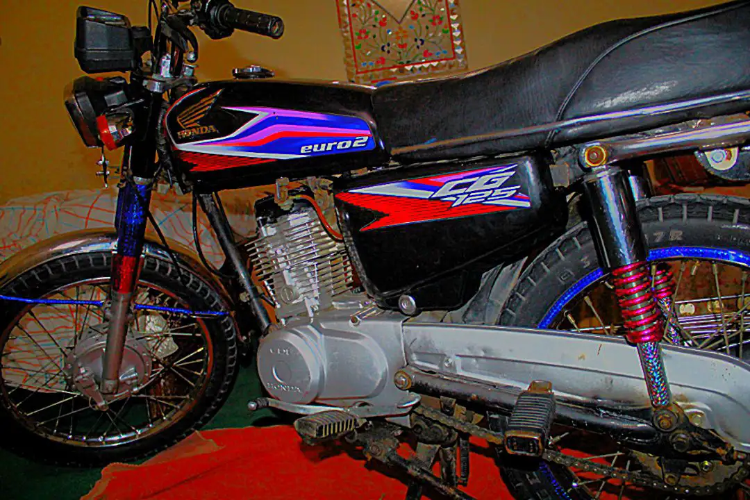 2017 model full alter bana hua ha jiss Bhai ko chahye. Whatsapp p rabta kren 03066152592